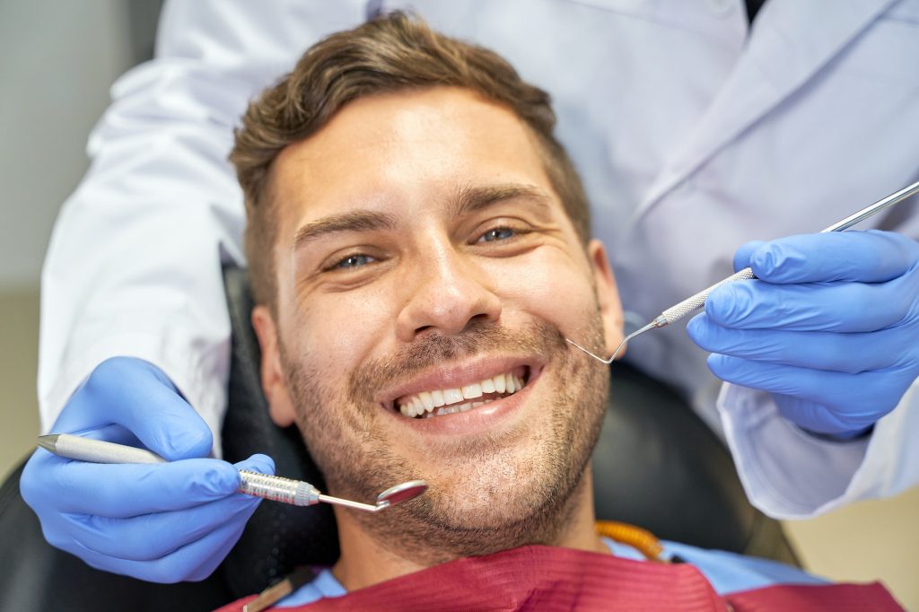 Joyous patient feeling alright at dental check-up || Qué hacer cuando no me gusta mi sonrisa
