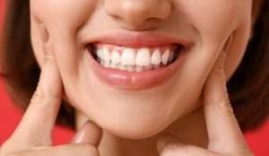 woman-having-trench-mouth