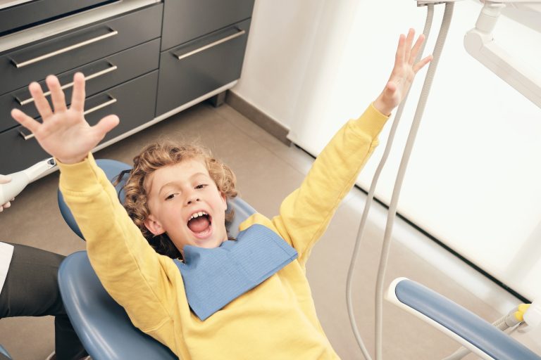 Where to find adequate pediatric dentistry care?
Parental attention is important to identify dental difficulties that occur in children.
Prevention, timely treatment, and good oral hygiene are essential to maintain children's dental health.
Our directory of dental professionals provides information on various specialists in pediatric dentistry. Consult it and select the option that meets your expectations.