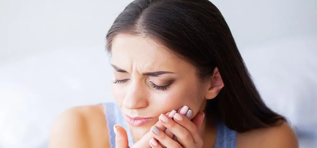 woman-having-tooth-pain