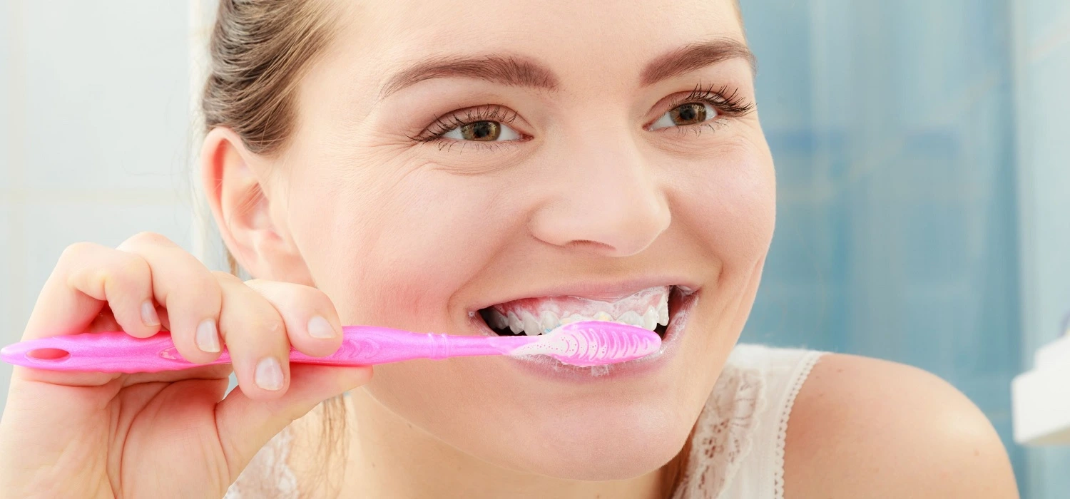 woman-brushing-her-teeth