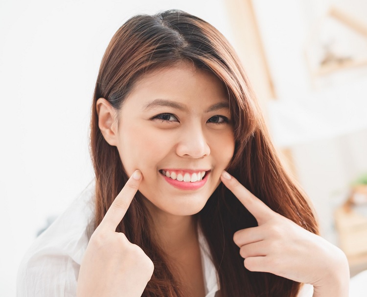 woman-showing-her-teeth