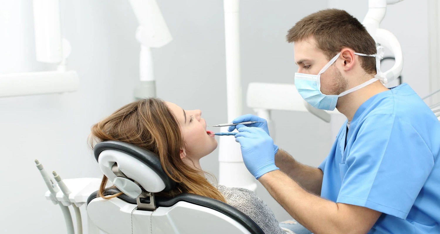 Un dentista y su paciente