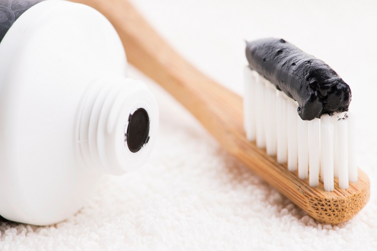 ¿Es segura la pasta dental con carbón activo? (5 Consecuencias) - Is Charcoal in Toothpaste Safe