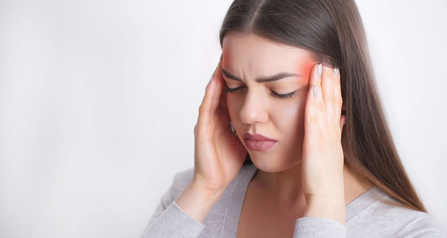 woman having migraine