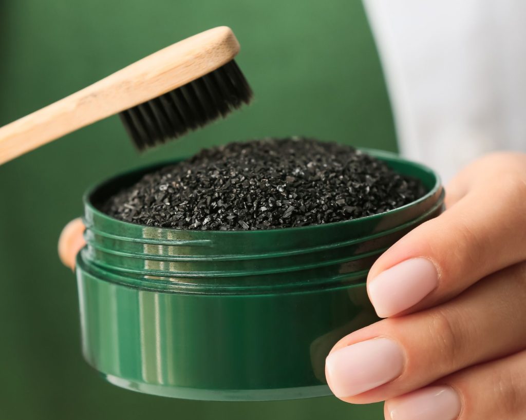 charcoal and teeth whitening featured, Carbón y Blanqueamiento Dental