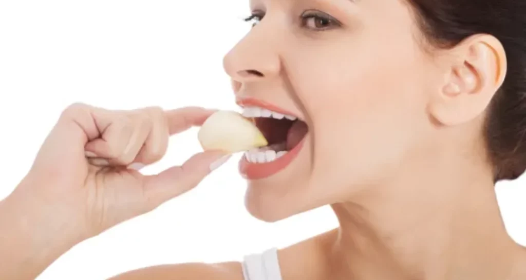 Why is garlic beneficial for oral health?