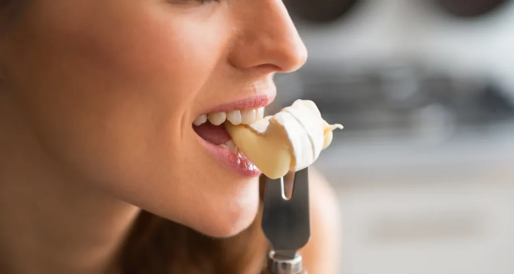 ¿Qué efecto tiene comer queso después del almuerzo