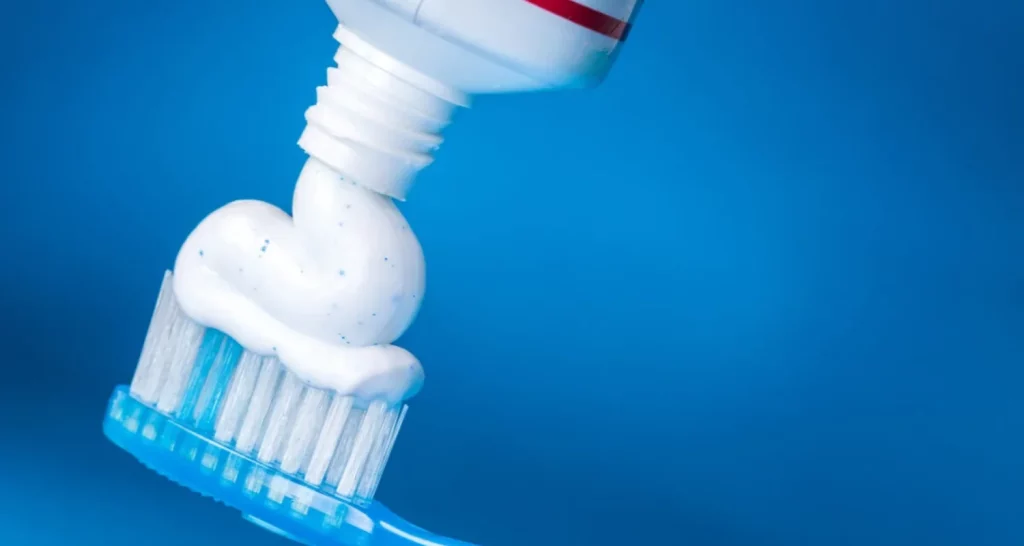 ¿Cuál crema dental debería usar para cepillar los dientes a un bebé