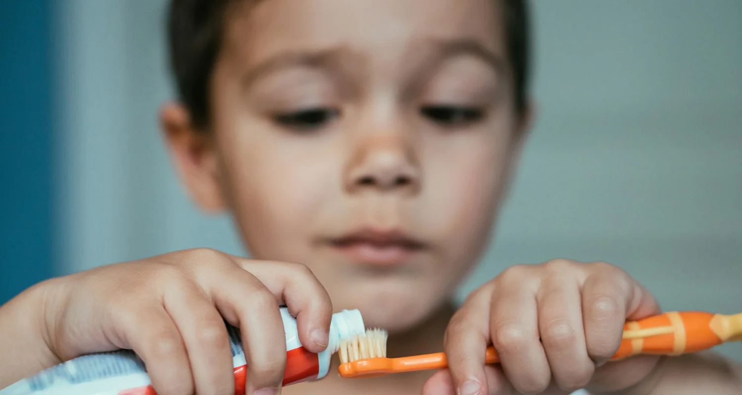 ¿Cuándo debería utilizar crema de dientes sin flúor