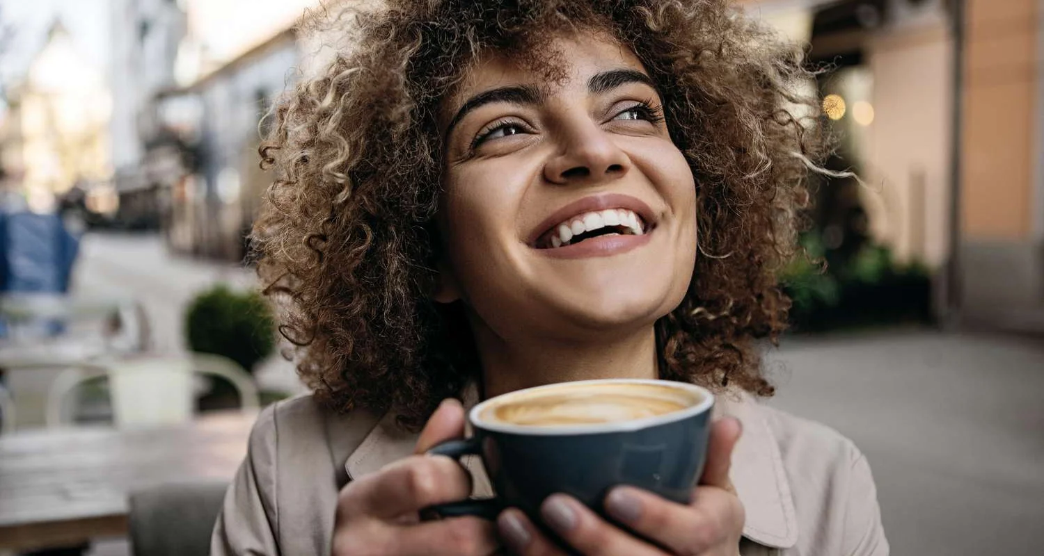 1-Evita Manchas De Café En Los Dientes Con Estos Consejos