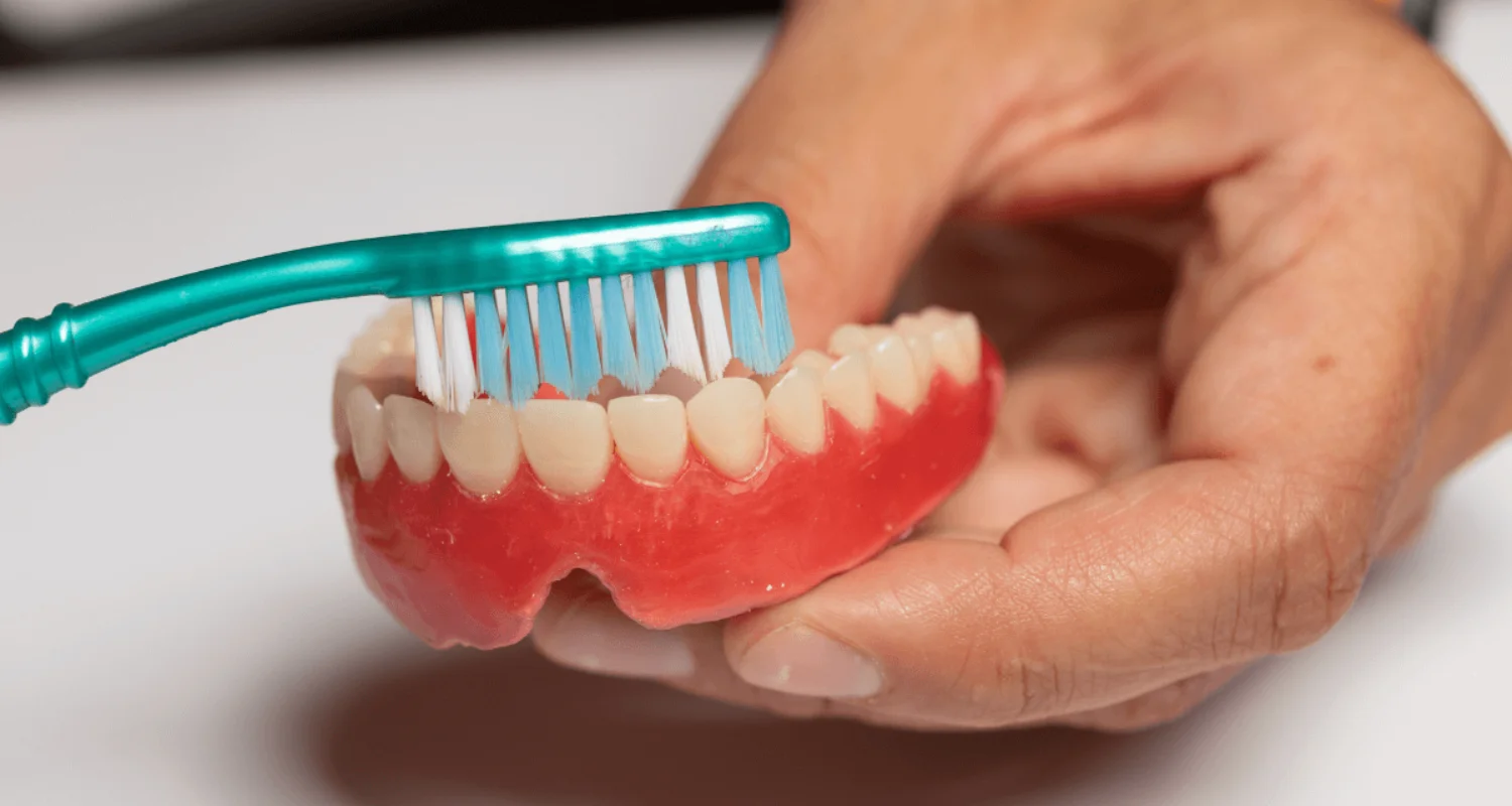 Cuidado de la dentadura postiza: ¿qué hacer y qué evitar?