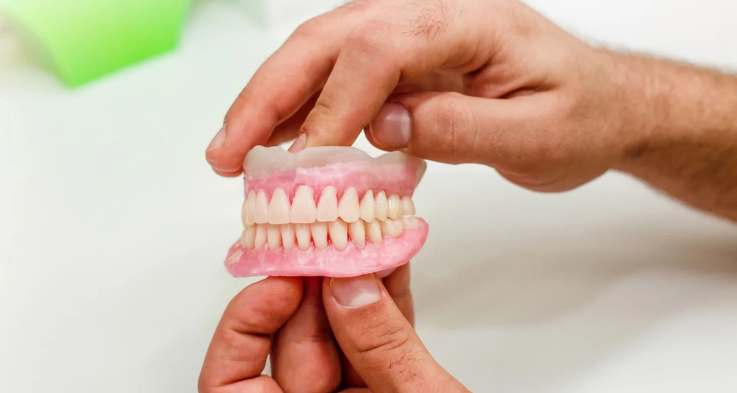 4- ¿Con qué frecuencia debe limpiar su dentadura postiza_ - cuidado de la dentadura postiza