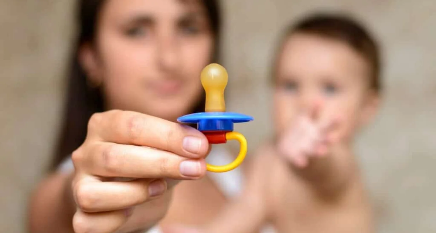 5 - Tips on using pacifiers the right way - thumb sucking