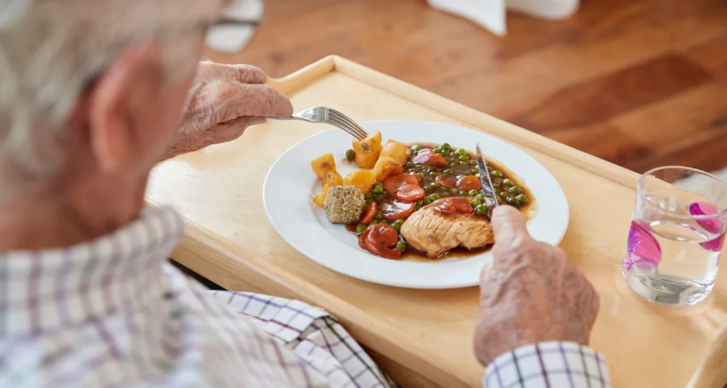 6 - ¿Qué alimentos evitar con las dentaduras postizas_ - cuidado de la dentadura postiza