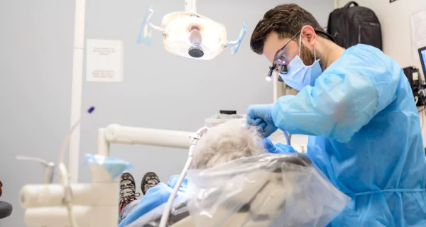 ¿Qué es un injerto de hueso dental y cómo recuperarse?