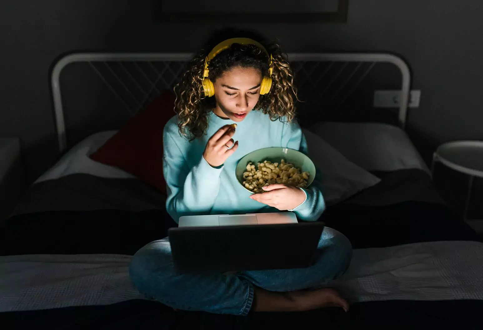 How late-night Snacking Can Affect Your Teeth?