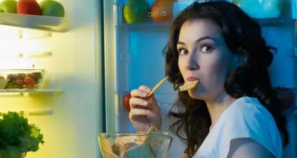 How late-night Snacking Can Affect Your Teeth?