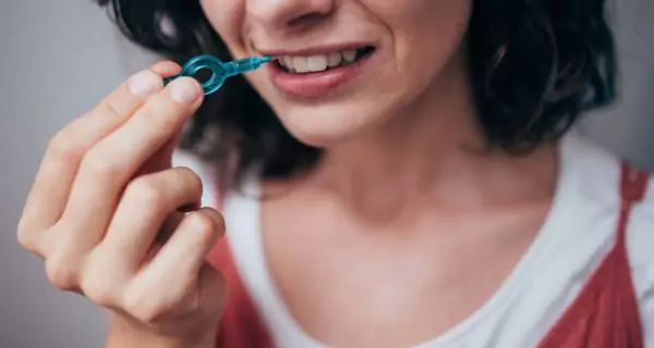Cómo usar correctamente un cepillo interdental