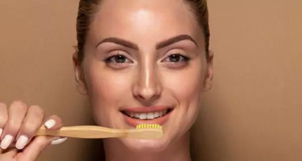 Cómo usar la pasta de dientes de cúrcuma y aceite de coco