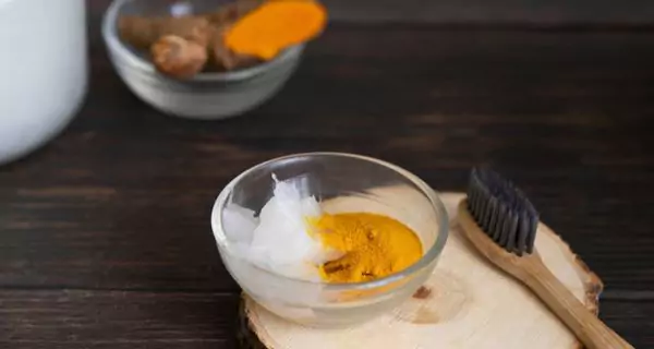 Comprendiendo la pasta de dientes de cúrcuma y aceite de coco