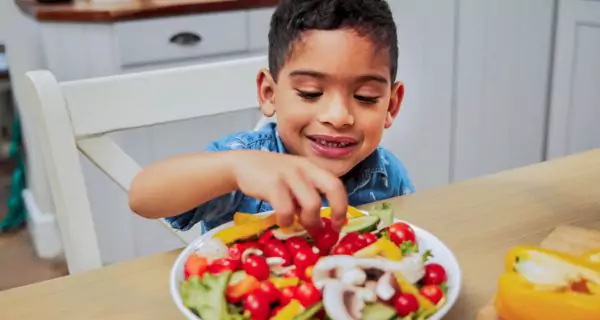 El rol de la alimentación y la audición en el desarrollo del habla