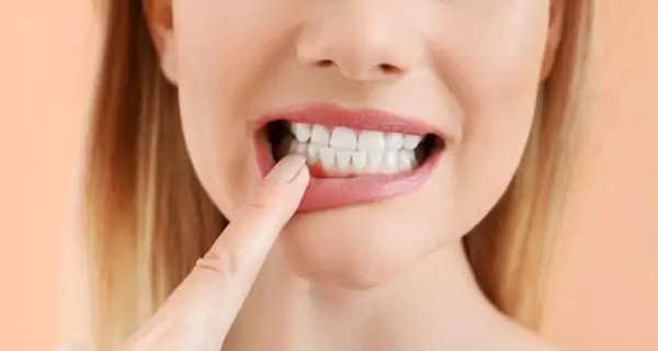 Mito 8: “Es normal que las encías sangren un poco al cepillarse o usar hilo dental”