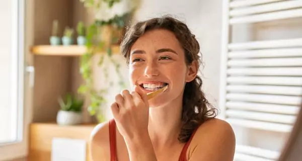 How to use turmeric and coconut oil toothpaste