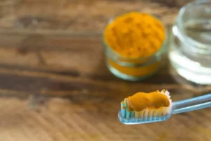 Pasta de dientes de cúrcuma y aceite de coco