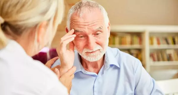 ¿Cómo afecta el Alzheimer al cuidado bucal?
