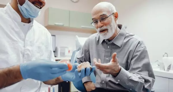 ¿Cómo prevenir problemas dentales en personas con Alzheimer y cuándo acudir al dentista?
