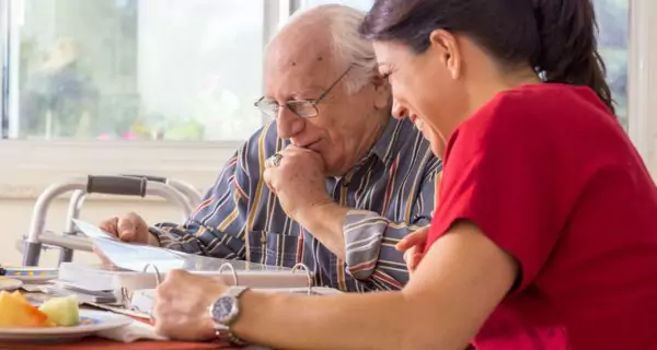 ¿Cómo puede trabajar en equipo el dentista con la familia y los cuidadores?