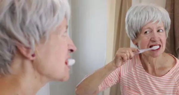 ¿Cómo pueden los cuidadores mantener una buena higiene bucal en personas con Alzheimer?