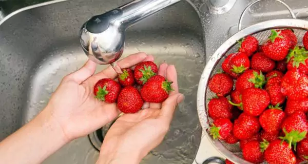 How can you safely prepare and store infused water recipes?