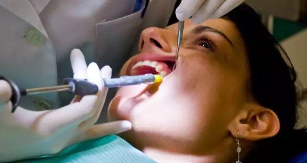¿Qué debe tener en cuenta el dentista con los medicamentos y la anestesia?