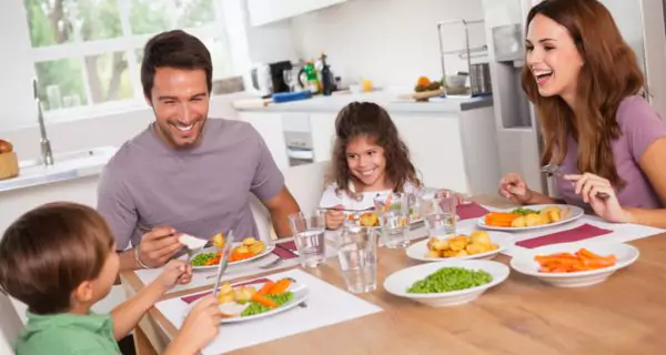 ¿Cómo influye la alimentación en la salud dental de toda la familia?