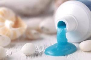 ¿Es seguro el fluoruro de estaño en la pasta dental?