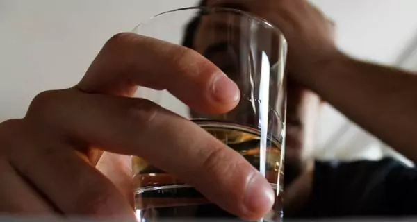 How does alcohol affect your mouth?
