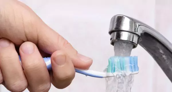How to use a UV toothbrush sanitizer effectively?
