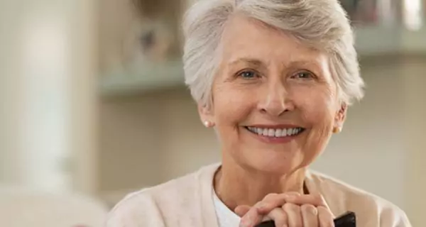 ¿Que cambios sufren los dientes con el envejecimiento?