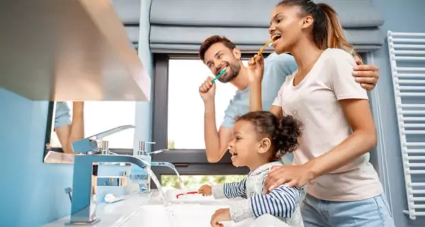 ¿Qué hábitos diarios refuerzan el cuidado dental familiar?
