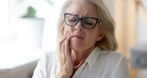 What are the signs of oral cancer in older adults?