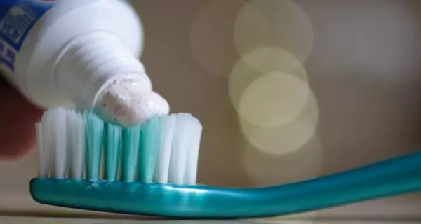 Which toothpastes do not contain stannous fluoride?