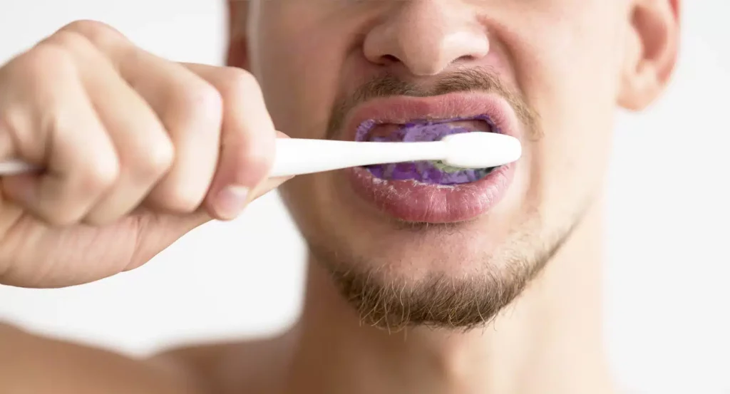 ¿Cómo actúa el blanqueamiento dental morado en los dientes?