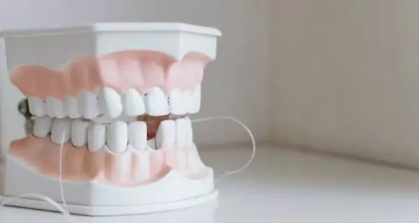 ¿Cuál es la técnica correcta para usar hilo dental?