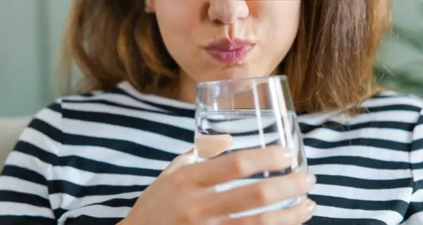 How can you treat lingual papillitis at home?
