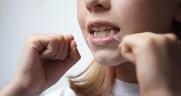 ¿Qué precauciones debo tener al usar hilo dental?