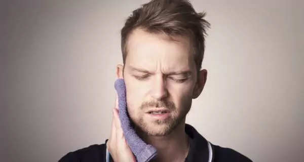 What are the risks of wisdom tooth extraction?