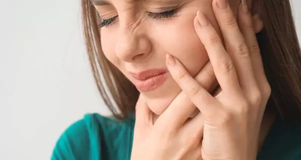 What are the symptoms of lingual papillitis?