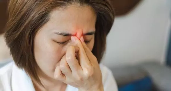 Can sinus problems make the roof of the mouth hurt?
